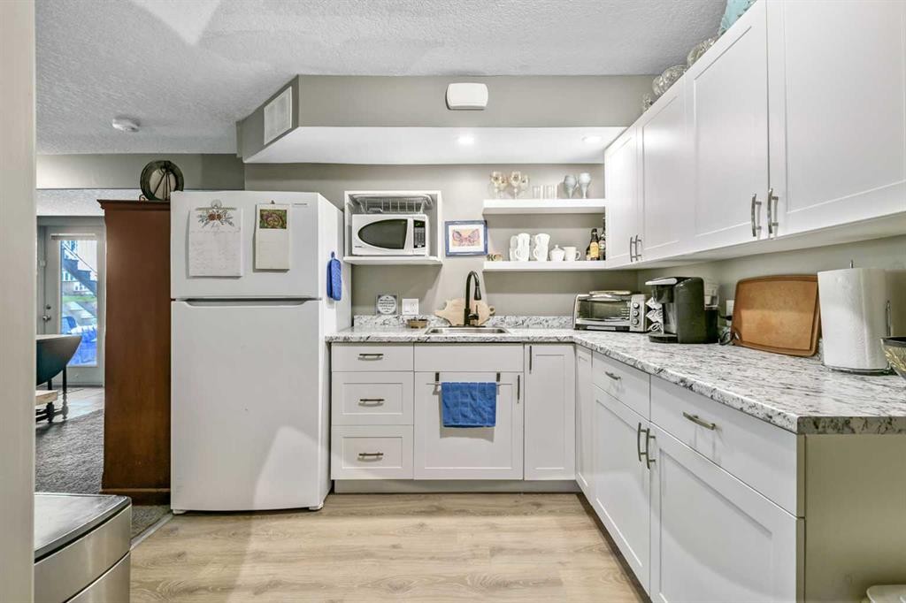 13 Dain Place Nw, Langdon, AB - Indoor Photo Showing Kitchen