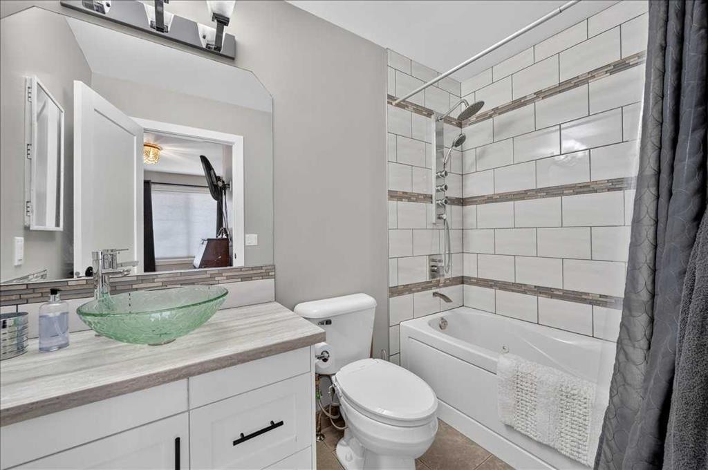 23-33 Stonegate Drive Nw, Airdrie, AB - Indoor Photo Showing Bathroom