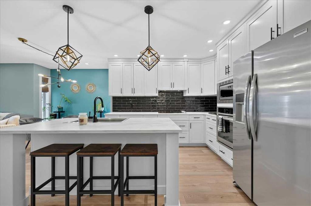 23-33 Stonegate Drive Nw, Airdrie, AB - Indoor Photo Showing Kitchen With Upgraded Kitchen