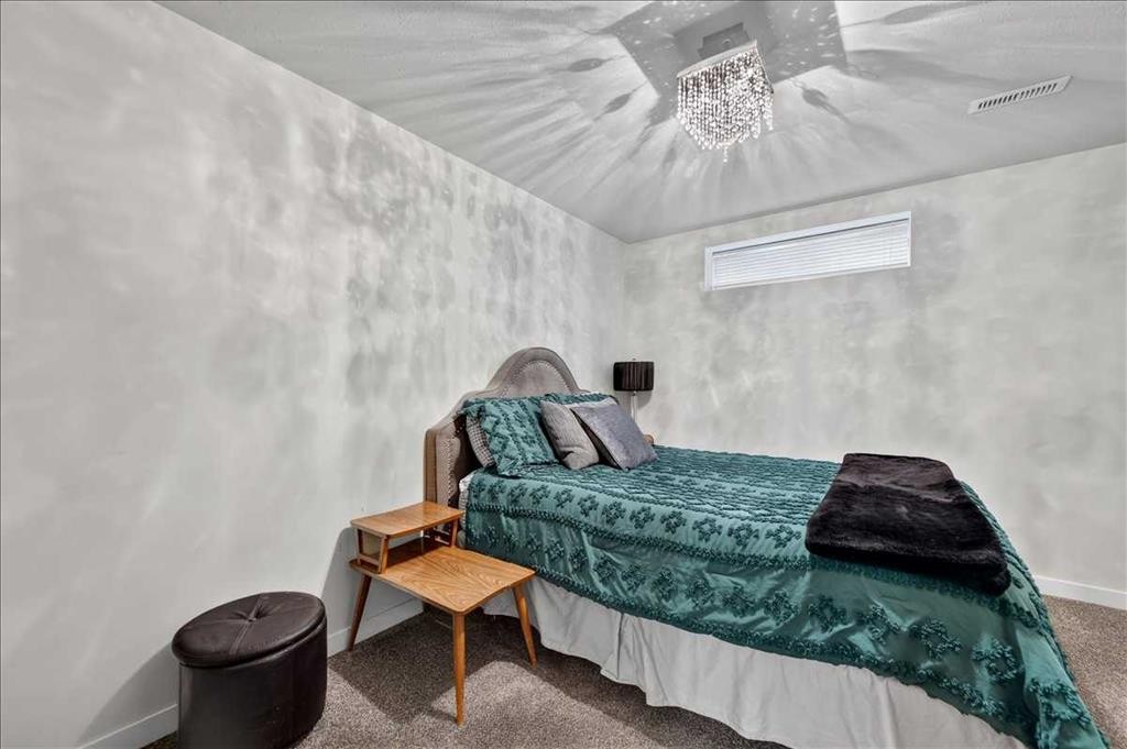 23-33 Stonegate Drive Nw, Airdrie, AB - Indoor Photo Showing Bedroom