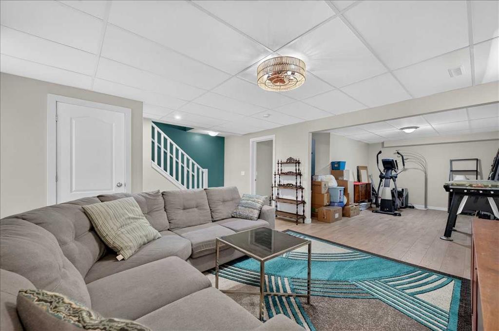 23-33 Stonegate Drive Nw, Airdrie, AB - Indoor Photo Showing Living Room