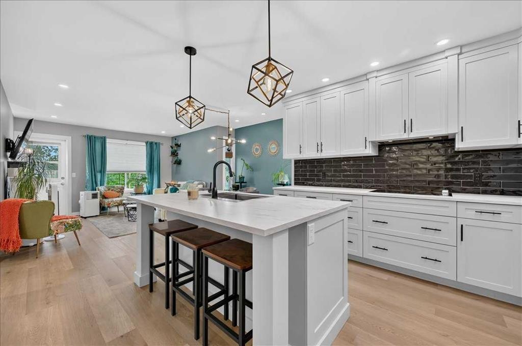 23-33 Stonegate Drive Nw, Airdrie, AB - Indoor Photo Showing Kitchen With Upgraded Kitchen
