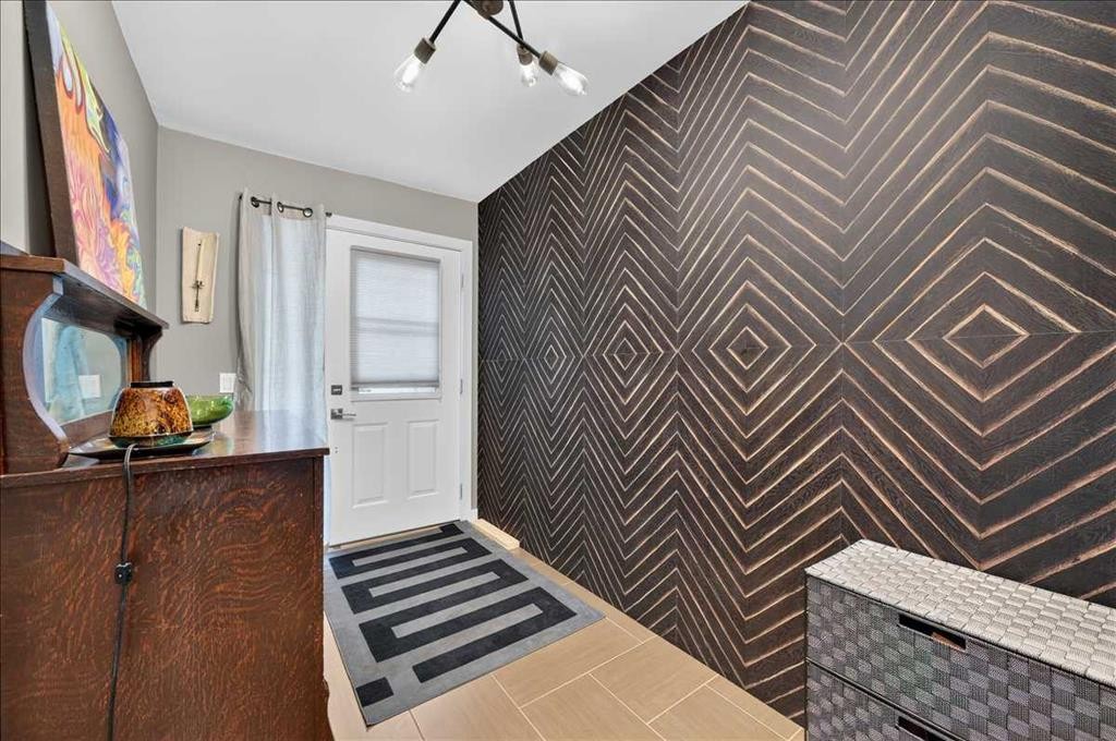 23-33 Stonegate Drive Nw, Airdrie, AB - Indoor Photo Showing Other Room