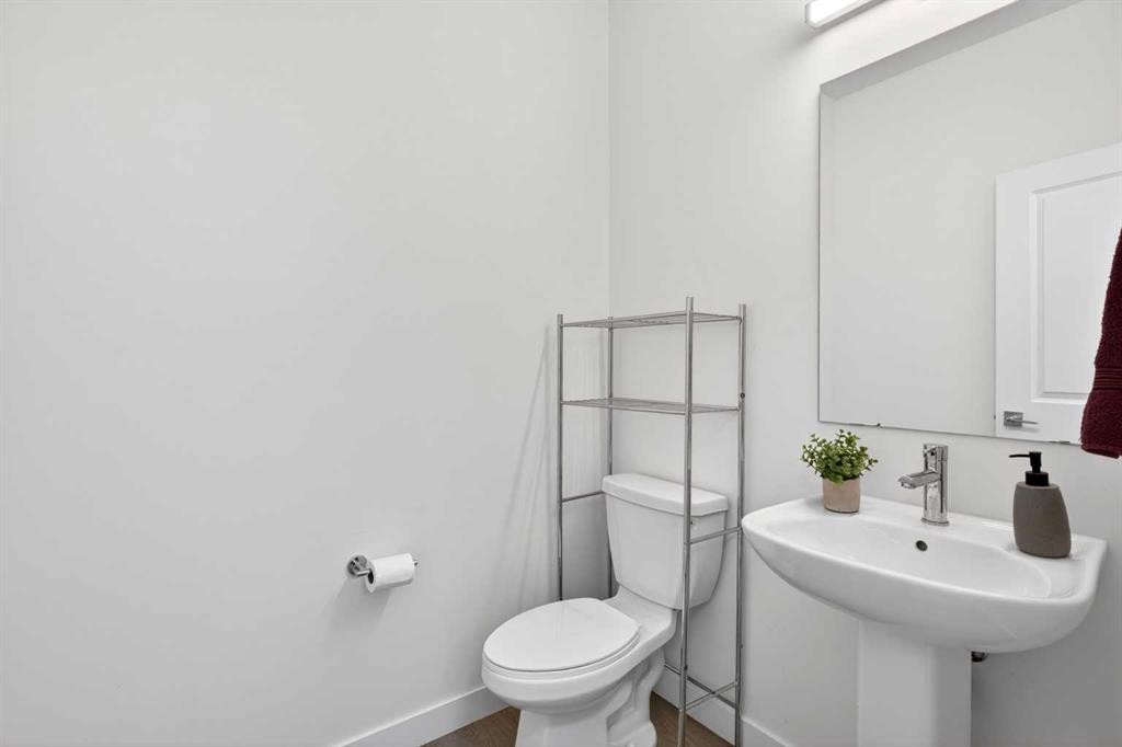 48 Willow Green Sw, Airdrie, AB - Indoor Photo Showing Bathroom