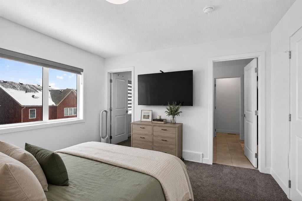 48 Willow Green Sw, Airdrie, AB - Indoor Photo Showing Bedroom