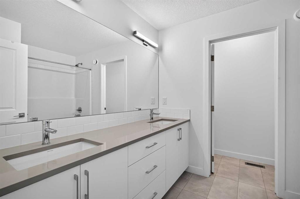 48 Willow Green Sw, Airdrie, AB - Indoor Photo Showing Bathroom