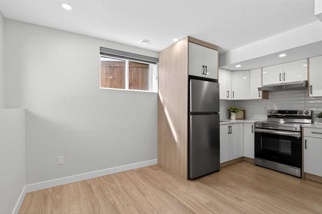 48 Willow Green Sw, Airdrie, AB - Indoor Photo Showing Kitchen