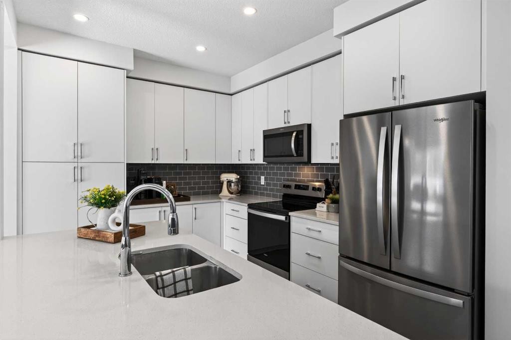 48 Willow Green Sw, Airdrie, AB - Indoor Photo Showing Kitchen With Double Sink With Upgraded Kitchen