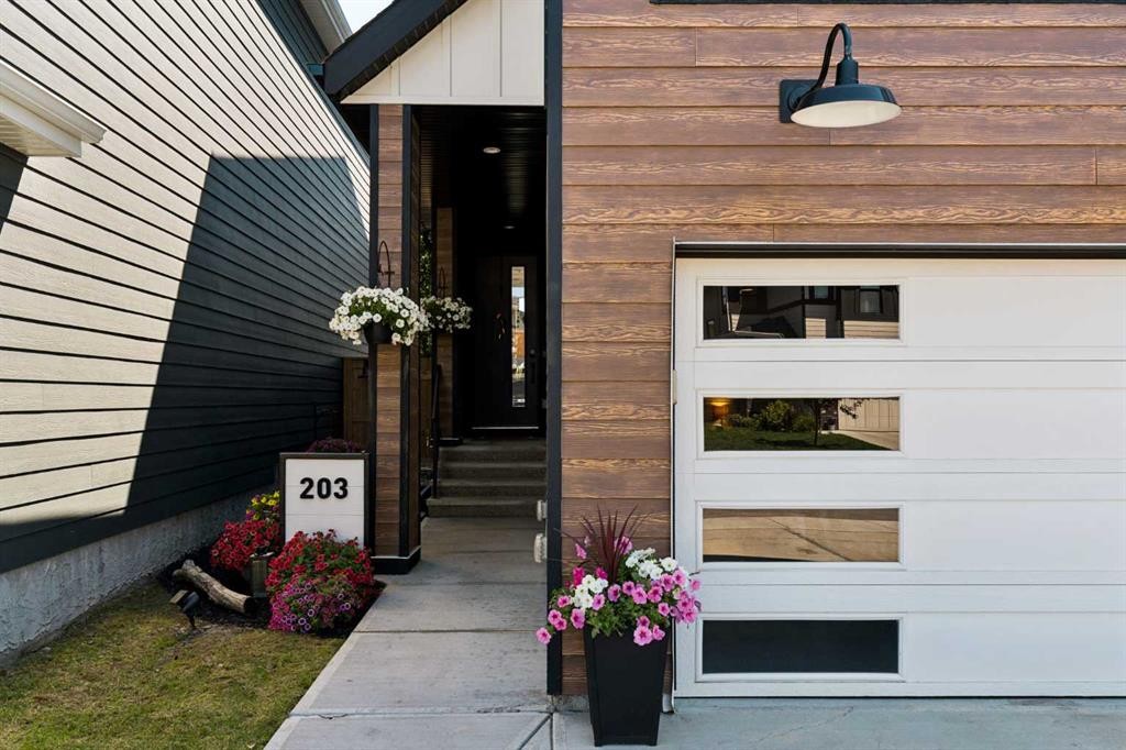203 Cranbrook Park Se, Calgary, AB - Outdoor With Exterior