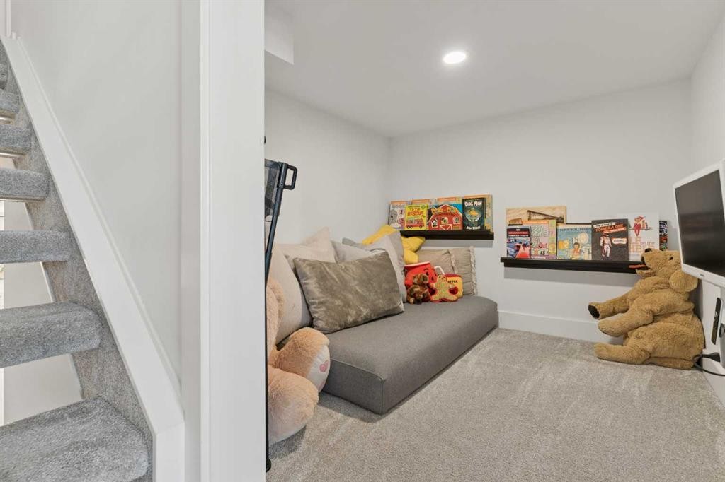 203 Cranbrook Park Se, Calgary, AB - Indoor Photo Showing Other Room