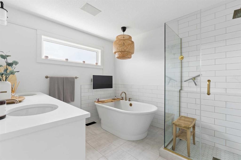 203 Cranbrook Park Se, Calgary, AB - Indoor Photo Showing Bathroom