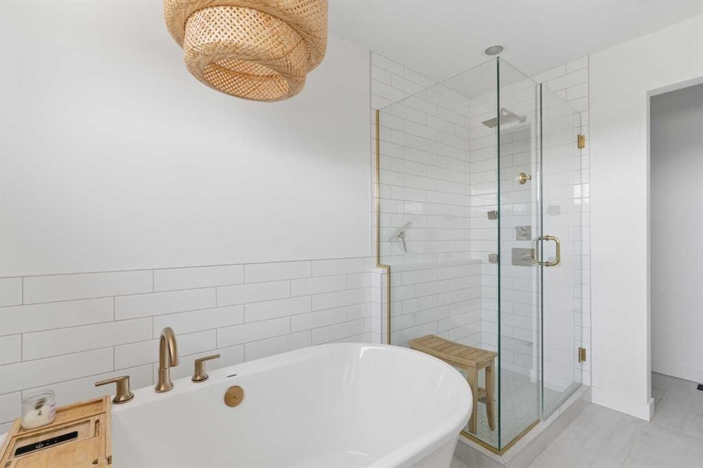 203 Cranbrook Park Se, Calgary, AB - Indoor Photo Showing Bathroom