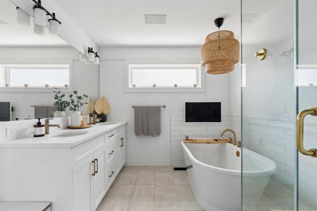 203 Cranbrook Park Se, Calgary, AB - Indoor Photo Showing Bathroom