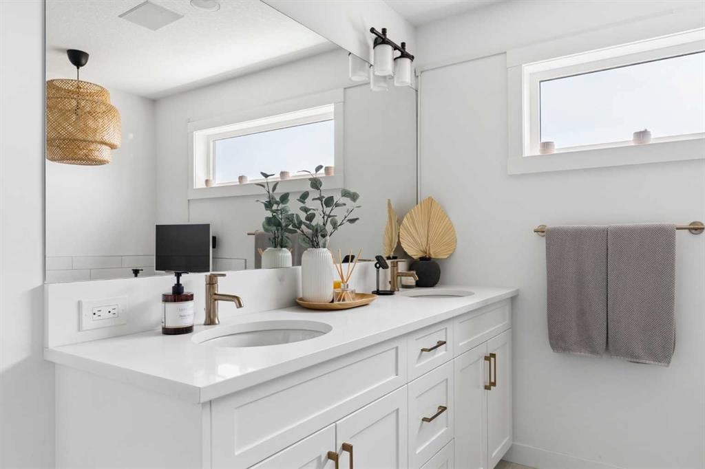 203 Cranbrook Park Se, Calgary, AB - Indoor Photo Showing Bathroom