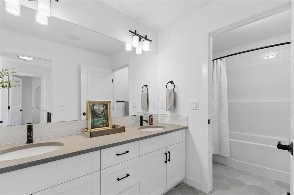 203 Cranbrook Park Se, Calgary, AB - Indoor Photo Showing Bathroom