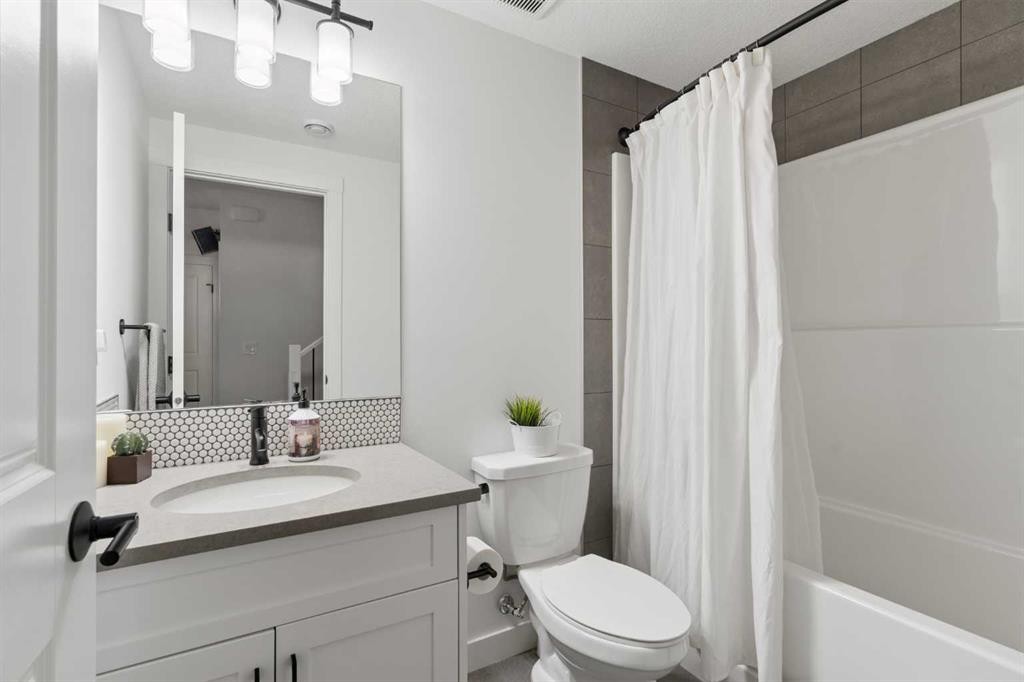203 Cranbrook Park Se, Calgary, AB - Indoor Photo Showing Bathroom