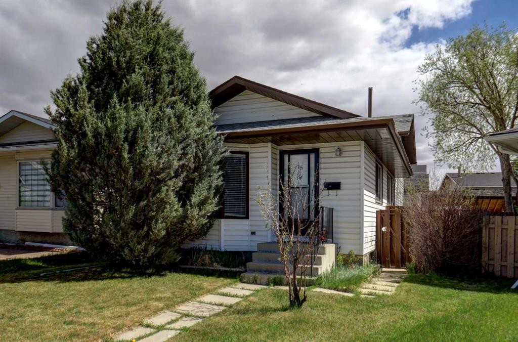 16 Martingrove Mews Ne, Calgary, AB - Outdoor