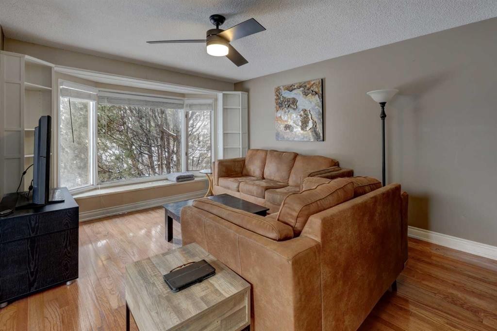 16 Martingrove Mews Ne, Calgary, AB - Indoor Photo Showing Living Room