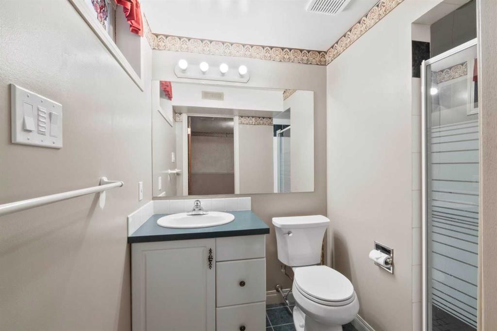 6832 Huntchester Road Ne, Calgary, AB - Indoor Photo Showing Bathroom