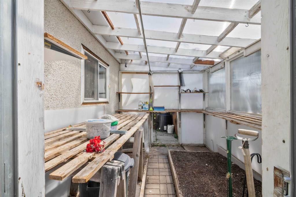 6832 Huntchester Road Ne, Calgary, AB - Indoor Photo Showing Other Room