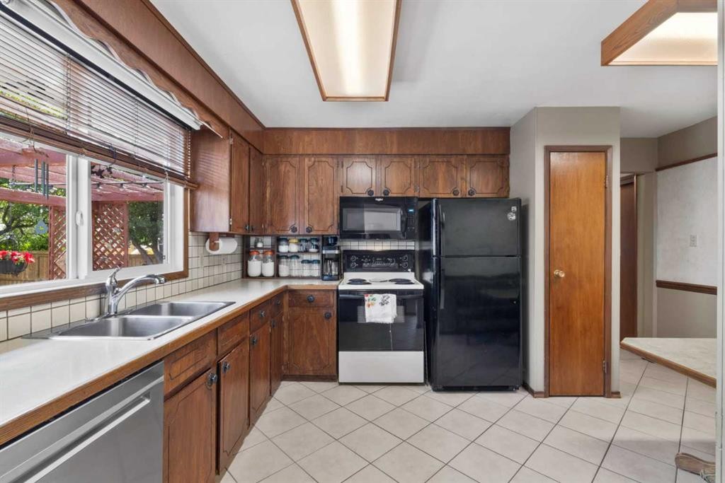 6832 Huntchester Road Ne, Calgary, AB - Indoor Photo Showing Kitchen With Double Sink