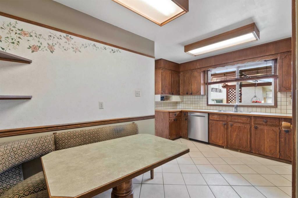 6832 Huntchester Road Ne, Calgary, AB - Indoor Photo Showing Kitchen