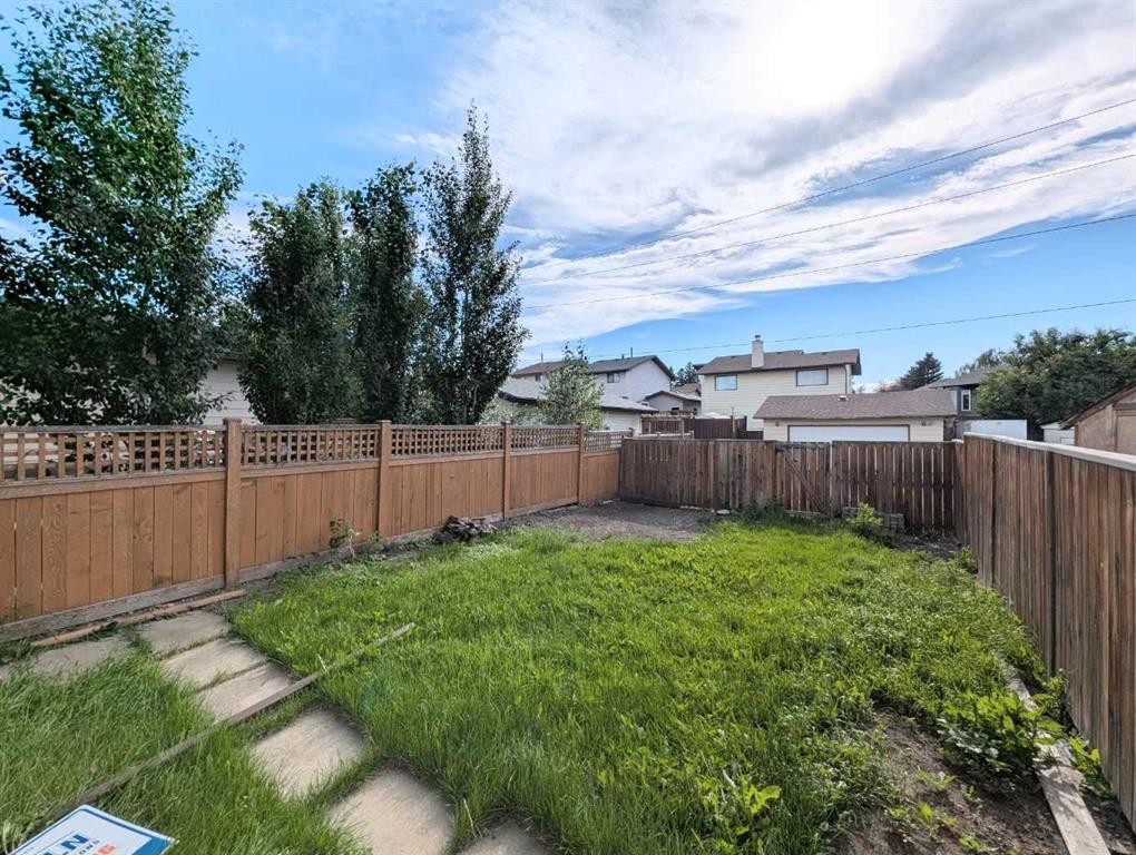 137 Bermuda Drive Nw, Calgary, AB - Outdoor