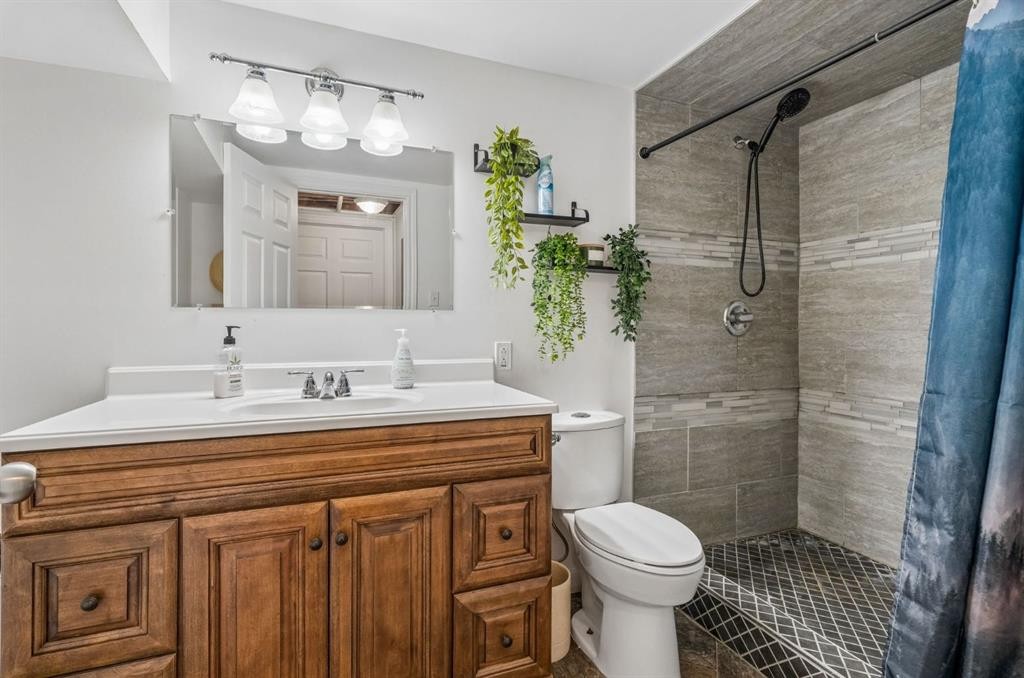 27 Heston Street Nw, Calgary, AB - Indoor Photo Showing Bathroom