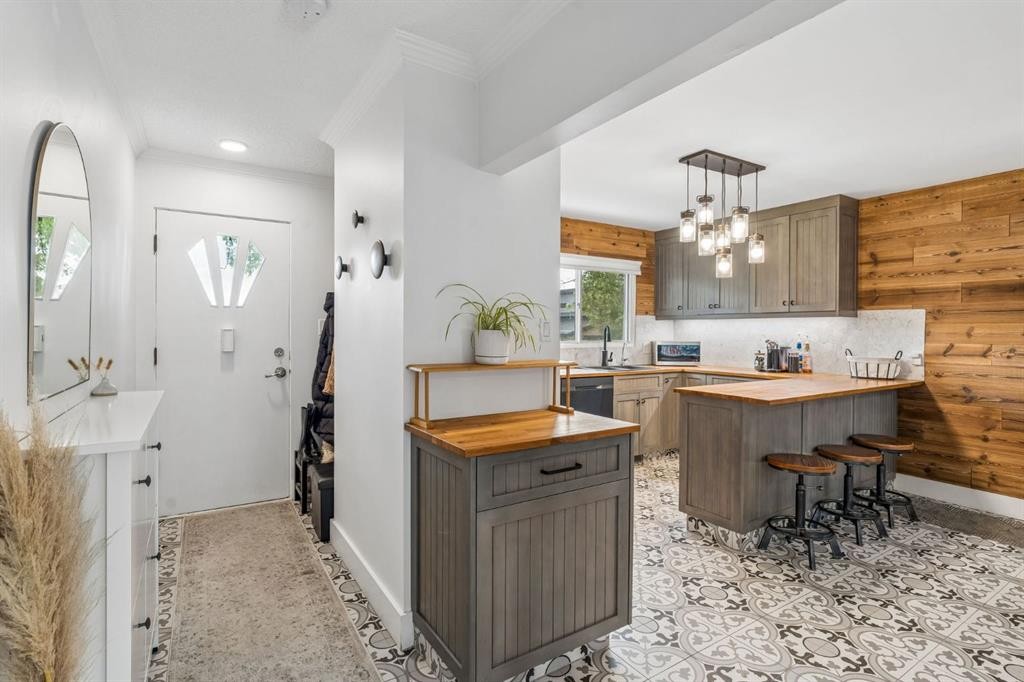 27 Heston Street Nw, Calgary, AB - Indoor Photo Showing Kitchen