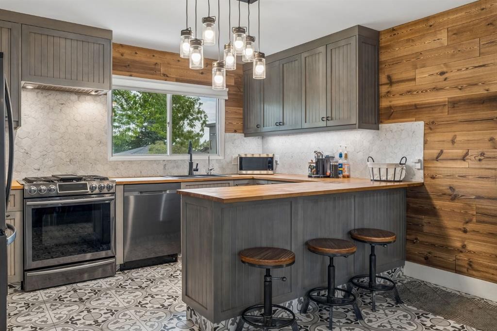 27 Heston Street Nw, Calgary, AB - Indoor Photo Showing Kitchen