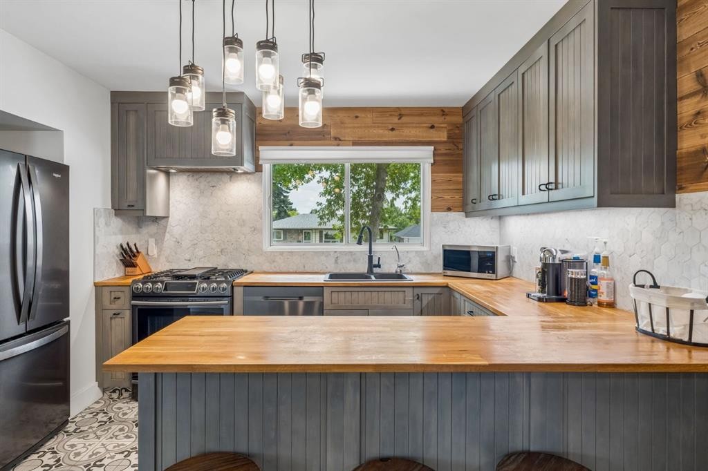 27 Heston Street Nw, Calgary, AB - Indoor Photo Showing Kitchen With Upgraded Kitchen