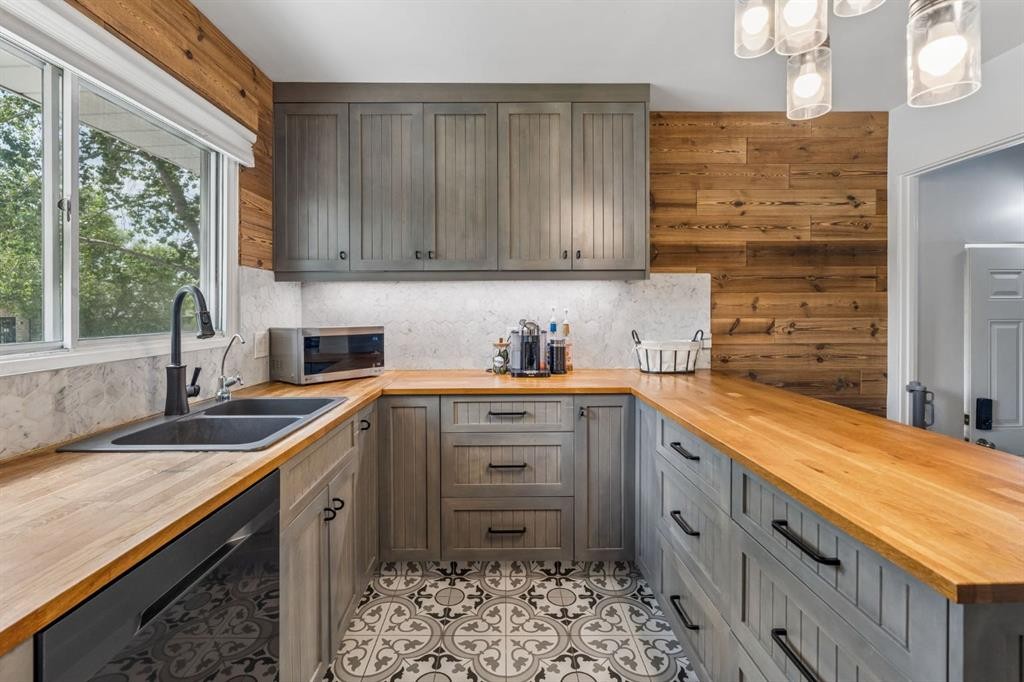 27 Heston Street Nw, Calgary, AB - Indoor Photo Showing Kitchen With Double Sink