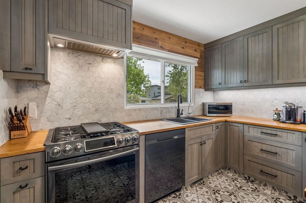 27 Heston Street Nw, Calgary, AB - Indoor Photo Showing Kitchen With Double Sink