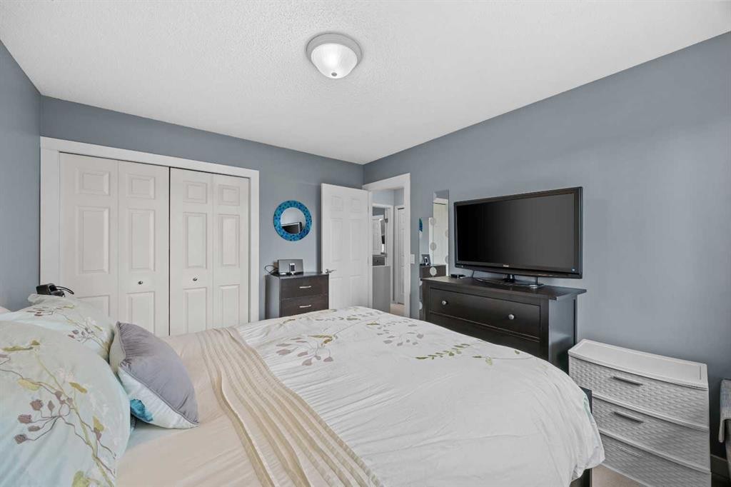 109 Hidden Valley Grove Nw, Calgary, AB - Indoor Photo Showing Bedroom