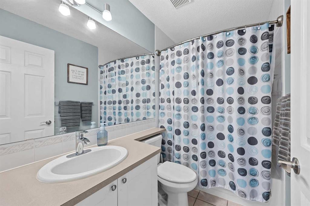 109 Hidden Valley Grove Nw, Calgary, AB - Indoor Photo Showing Bathroom