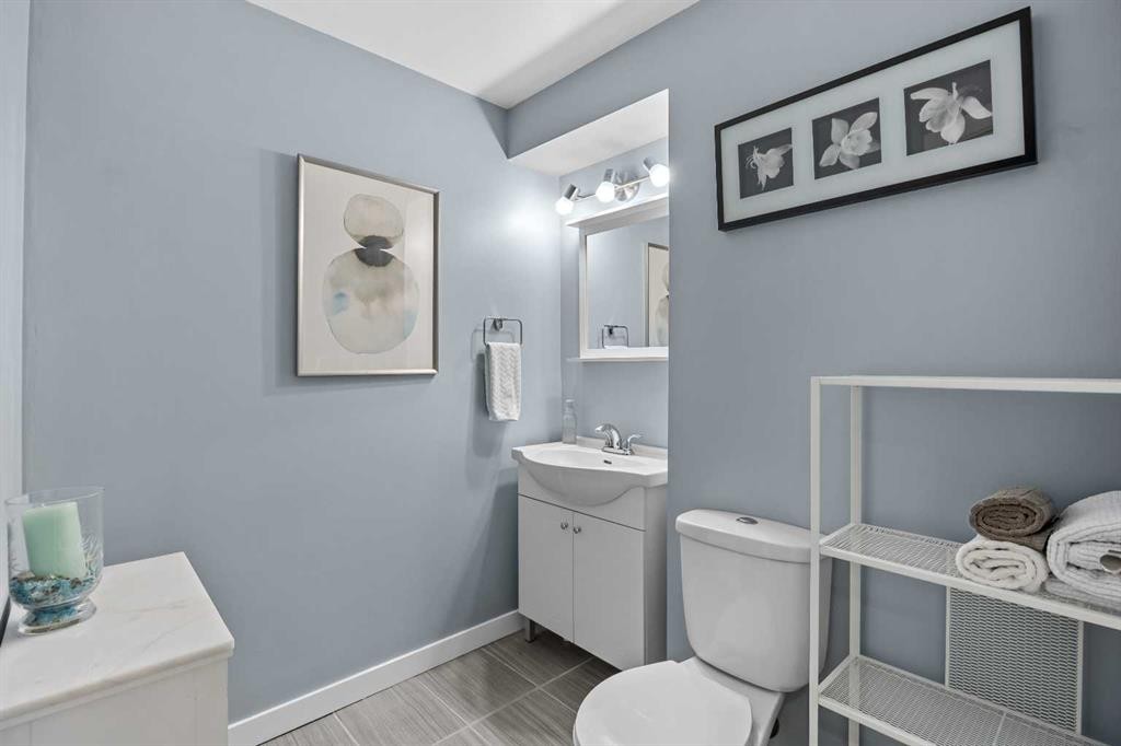 109 Hidden Valley Grove Nw, Calgary, AB - Indoor Photo Showing Bathroom