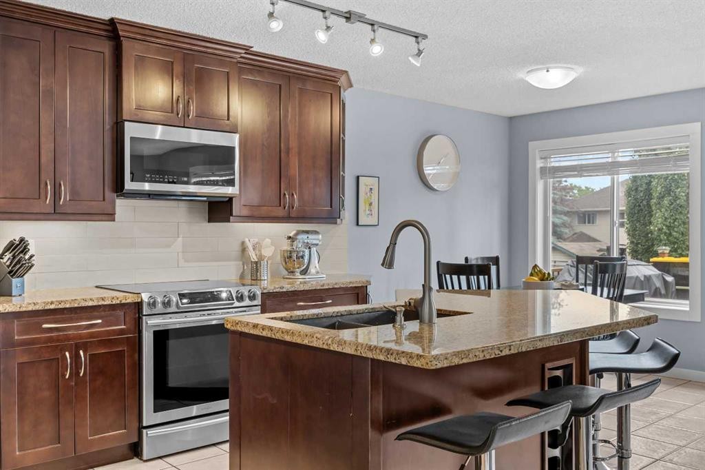 109 Hidden Valley Grove Nw, Calgary, AB - Indoor Photo Showing Kitchen With Double Sink