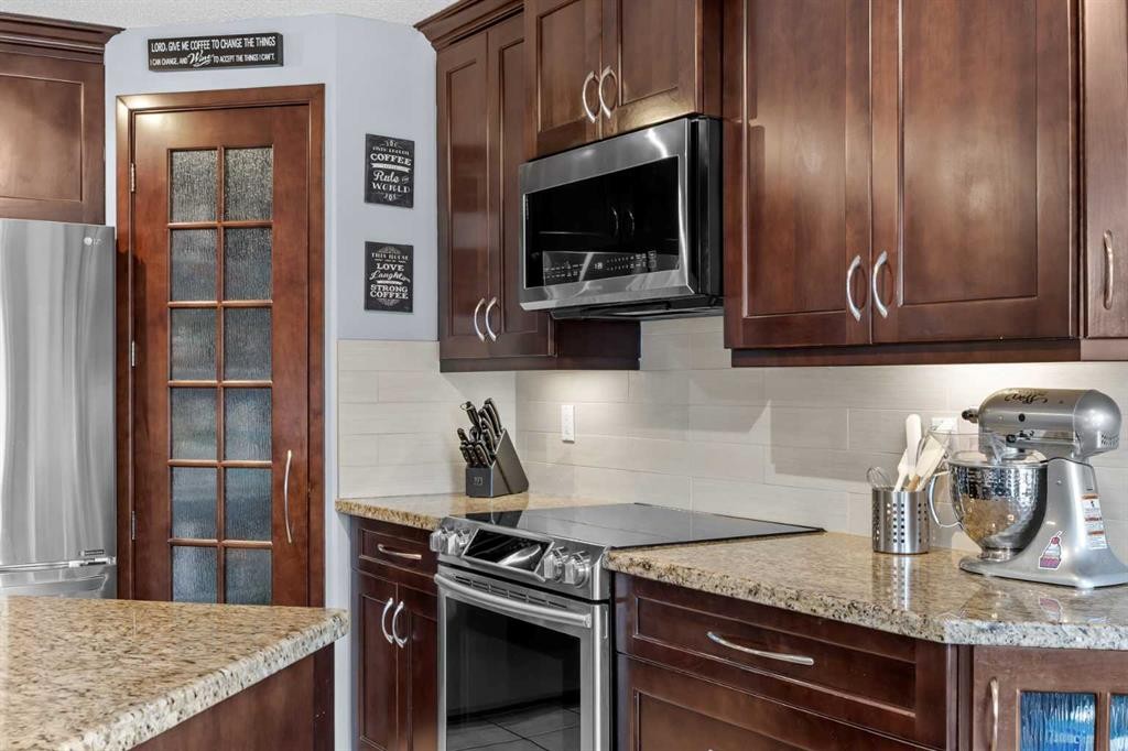 109 Hidden Valley Grove Nw, Calgary, AB - Indoor Photo Showing Kitchen