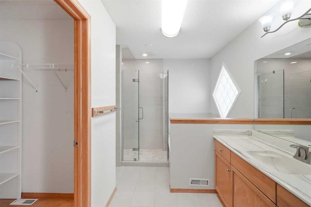 288 Springborough Way Sw, Calgary, AB - Indoor Photo Showing Bathroom