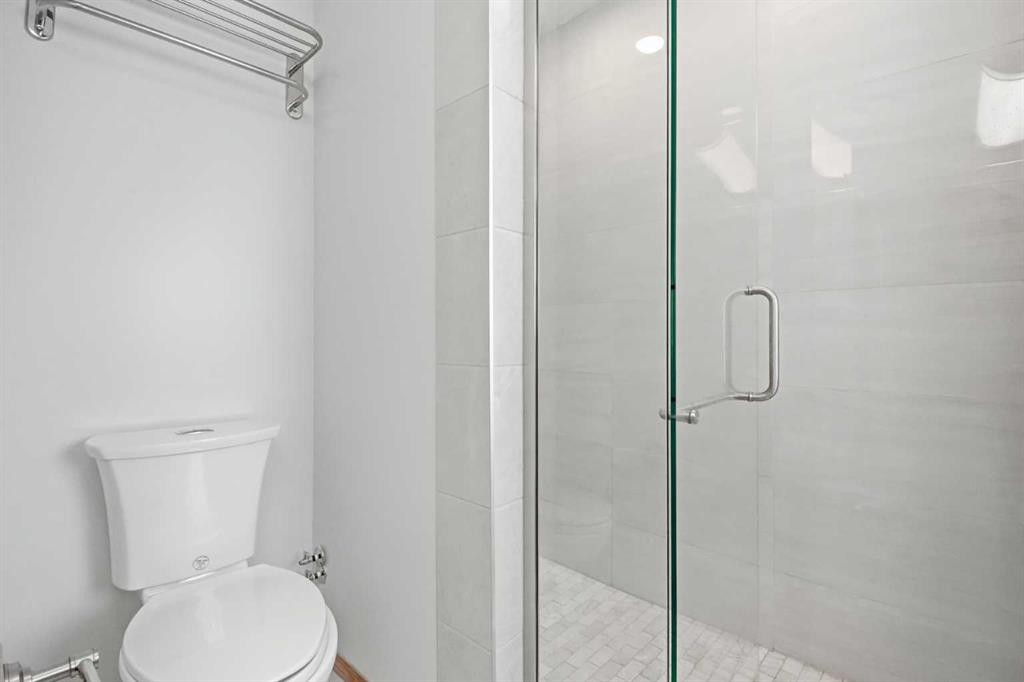288 Springborough Way Sw, Calgary, AB - Indoor Photo Showing Bathroom