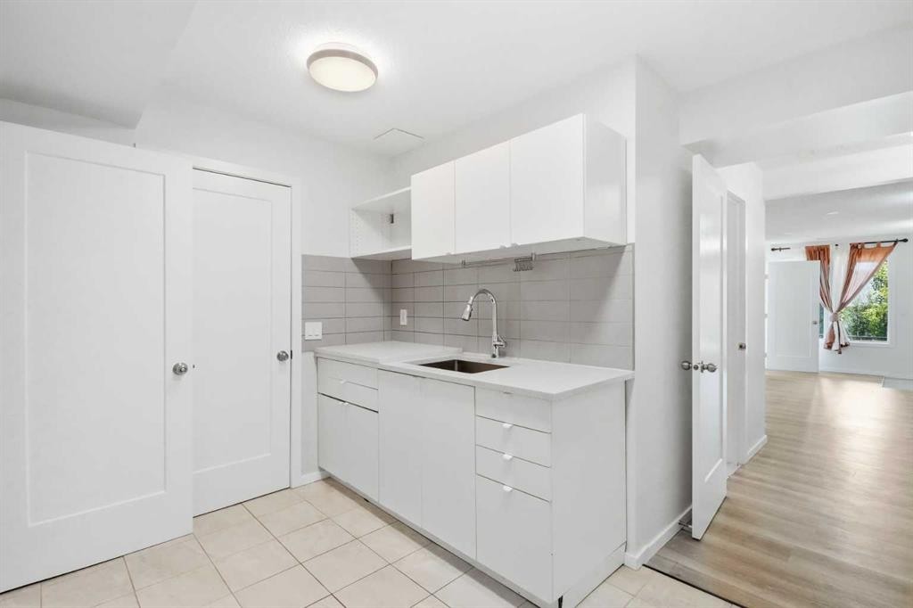288 Springborough Way Sw, Calgary, AB - Indoor Photo Showing Kitchen