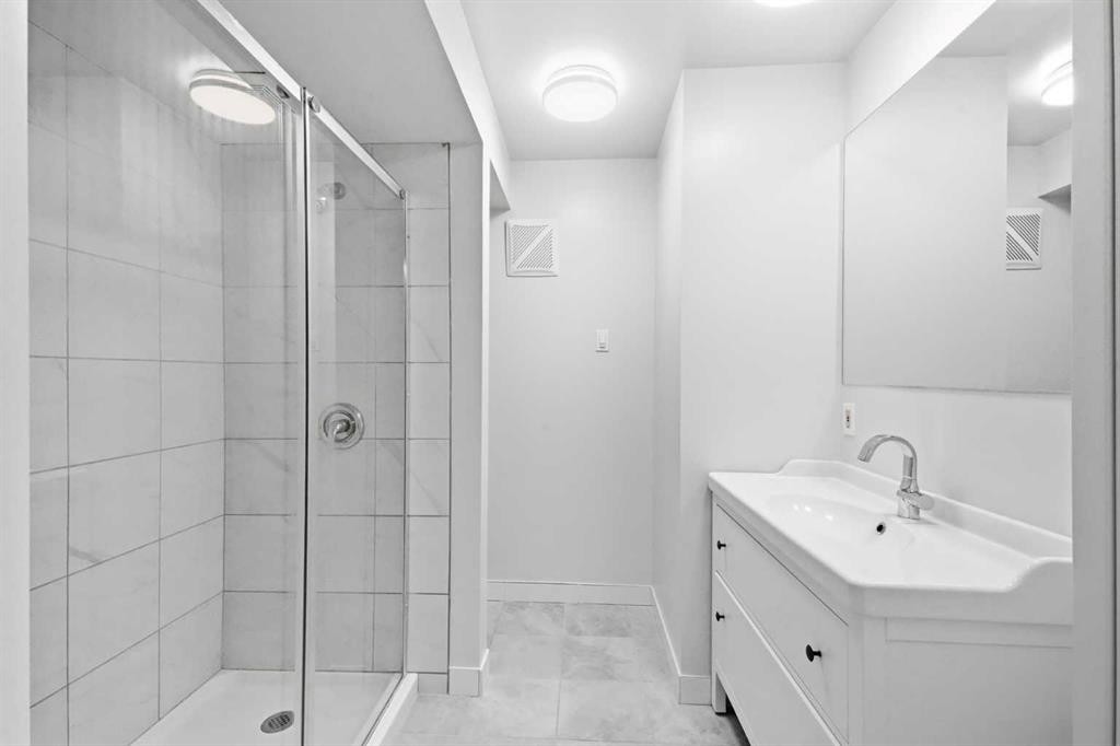 288 Springborough Way Sw, Calgary, AB - Indoor Photo Showing Bathroom