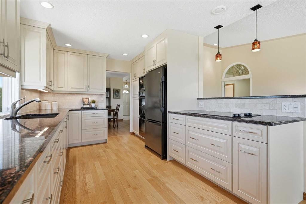 135 Shawnee Rise Sw, Calgary, AB - Indoor Photo Showing Kitchen With Upgraded Kitchen