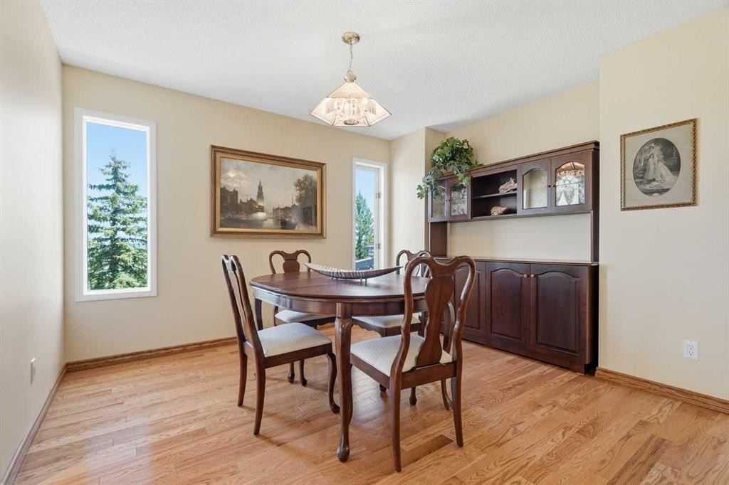 135 Shawnee Rise Sw, Calgary, AB - Indoor Photo Showing Dining Room