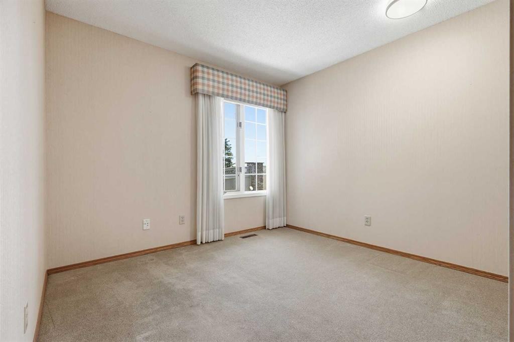 135 Shawnee Rise Sw, Calgary, AB - Indoor Photo Showing Other Room