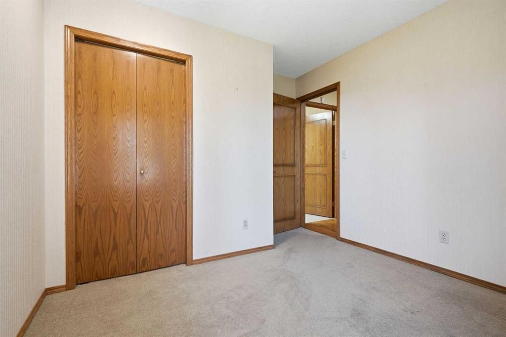 135 Shawnee Rise Sw, Calgary, AB - Indoor Photo Showing Other Room