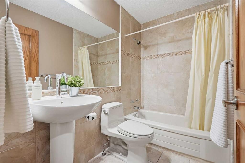 135 Shawnee Rise Sw, Calgary, AB - Indoor Photo Showing Bathroom
