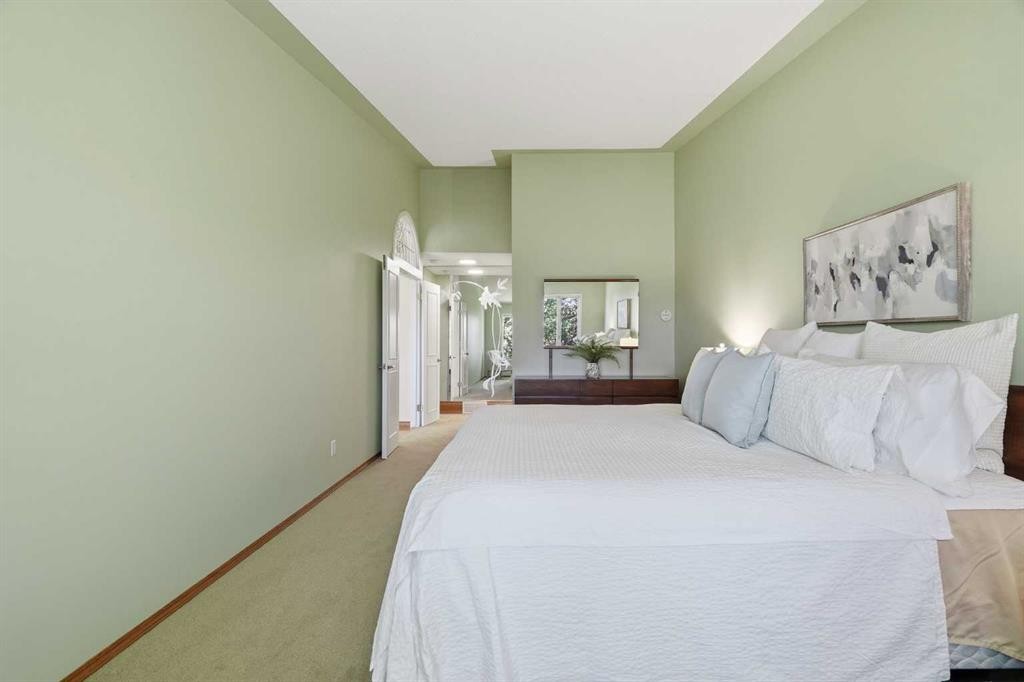 135 Shawnee Rise Sw, Calgary, AB - Indoor Photo Showing Bedroom
