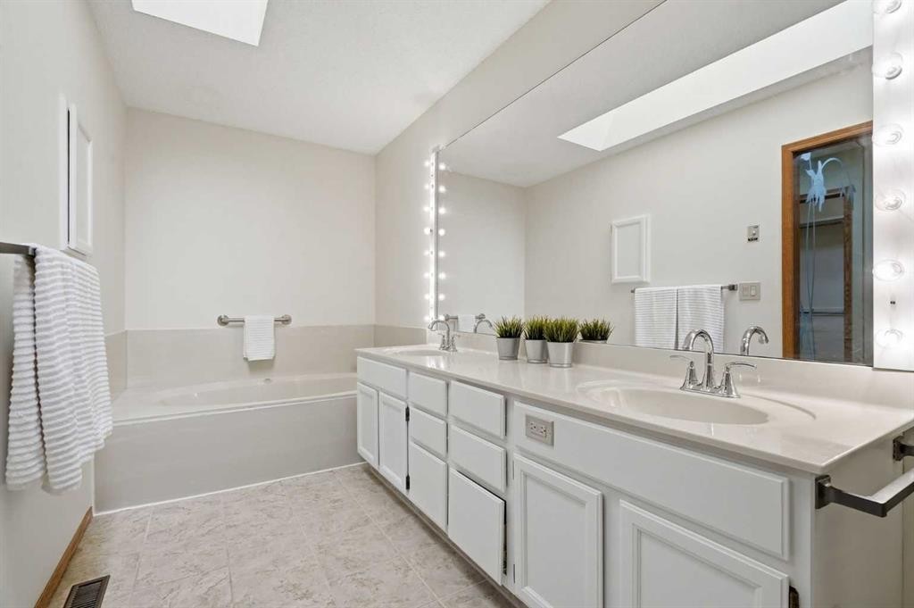 135 Shawnee Rise Sw, Calgary, AB - Indoor Photo Showing Bathroom