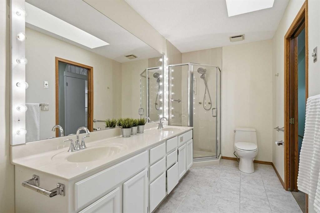 135 Shawnee Rise Sw, Calgary, AB - Indoor Photo Showing Bathroom
